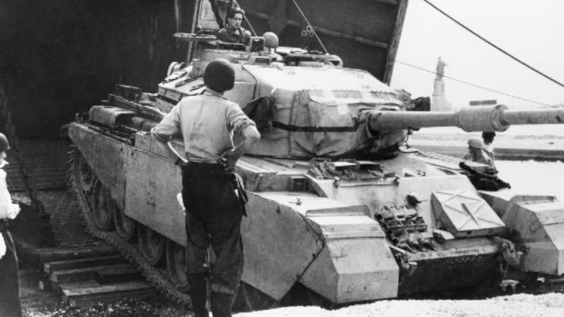 THE 100 DAYS - British tanks at the Suez Canal, 1956